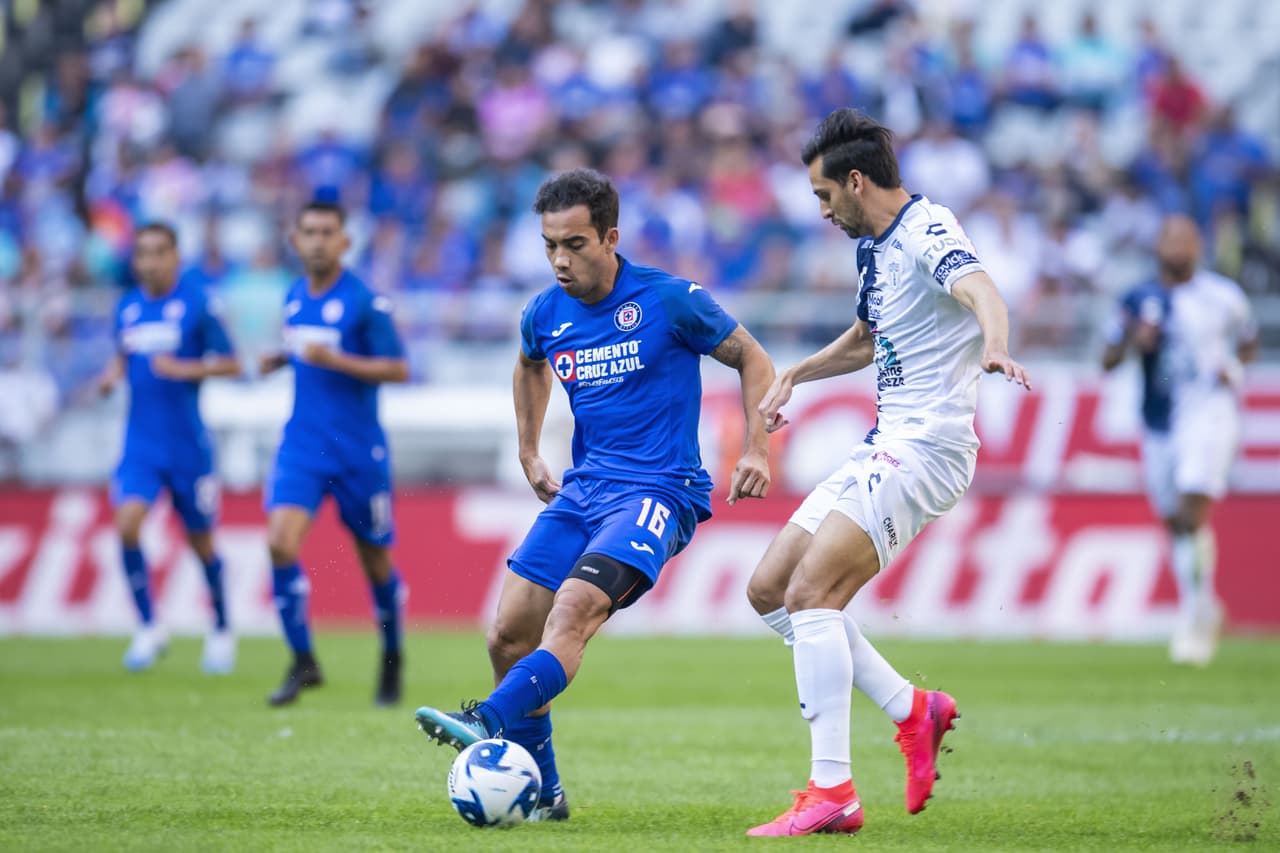 Con goles de Santiago Giménez, Jonathan Rodríguez y Juan Escobar, Cruz Azul consigue la voltereta y se lleva los tres puntos en el estadio Azteca.