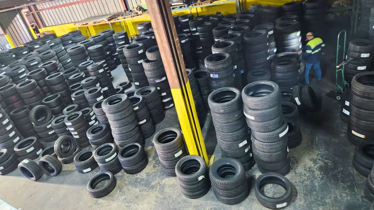 Una foto muestra parte de las decenas de llantas robadas y la forma en que estaban acomodadas.