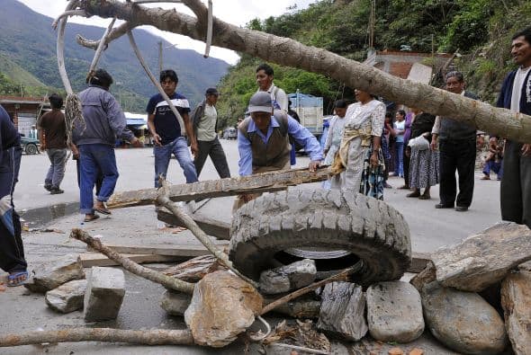 El principal punto de conflicto radica en la negativa del gobierno de elevar de 6 a 10 los 'taques' (cilindro de 50 libras) de coca para la venta local. Cada 'taque' cuesta en el mercado interno 1,600 bolivianos (unos $226).