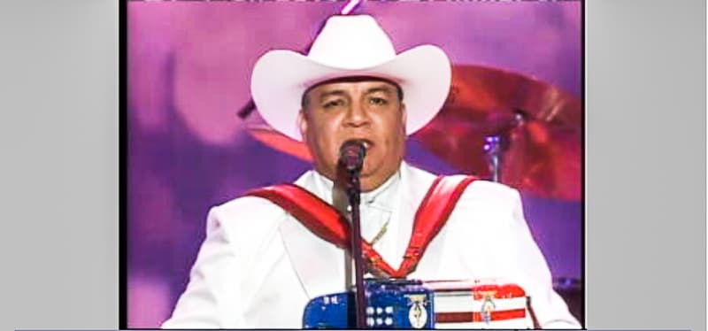 El Poder del Norte cantó 'A ella', la cual conformaba junto con 'Me llenaste de amor' y 'Ni que valieras tanto', el disco 'A ellas. Estuvieron nominados en esa entrega en la categoría Mejor Interpretación Norteña.