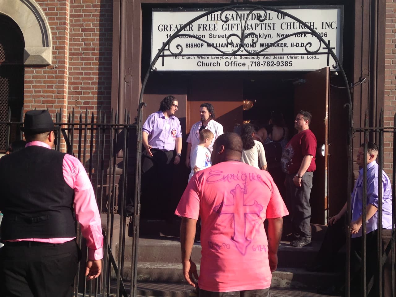 El color favorito de Enrique era el morado, por eso vistieron así sus amigos.