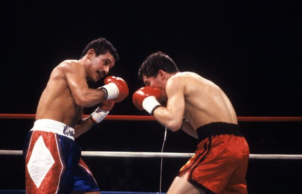Julio César Chávez vs Edwin Rosario. Tras subir a peso ligero en noviembre de 1987, Chávez demostró ante Rosario por qué es considerado el mejor boxeador de México. El 'César del boxeo' noqueó al puertorriqueño en el round 11 y se quedó con el título mundial AMB.