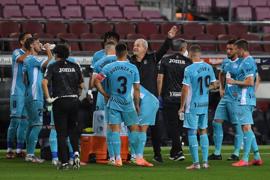 Javier Aguire salió expulsado del campo al 90+5'. El panorama para el estratega mexicano luce complicado.