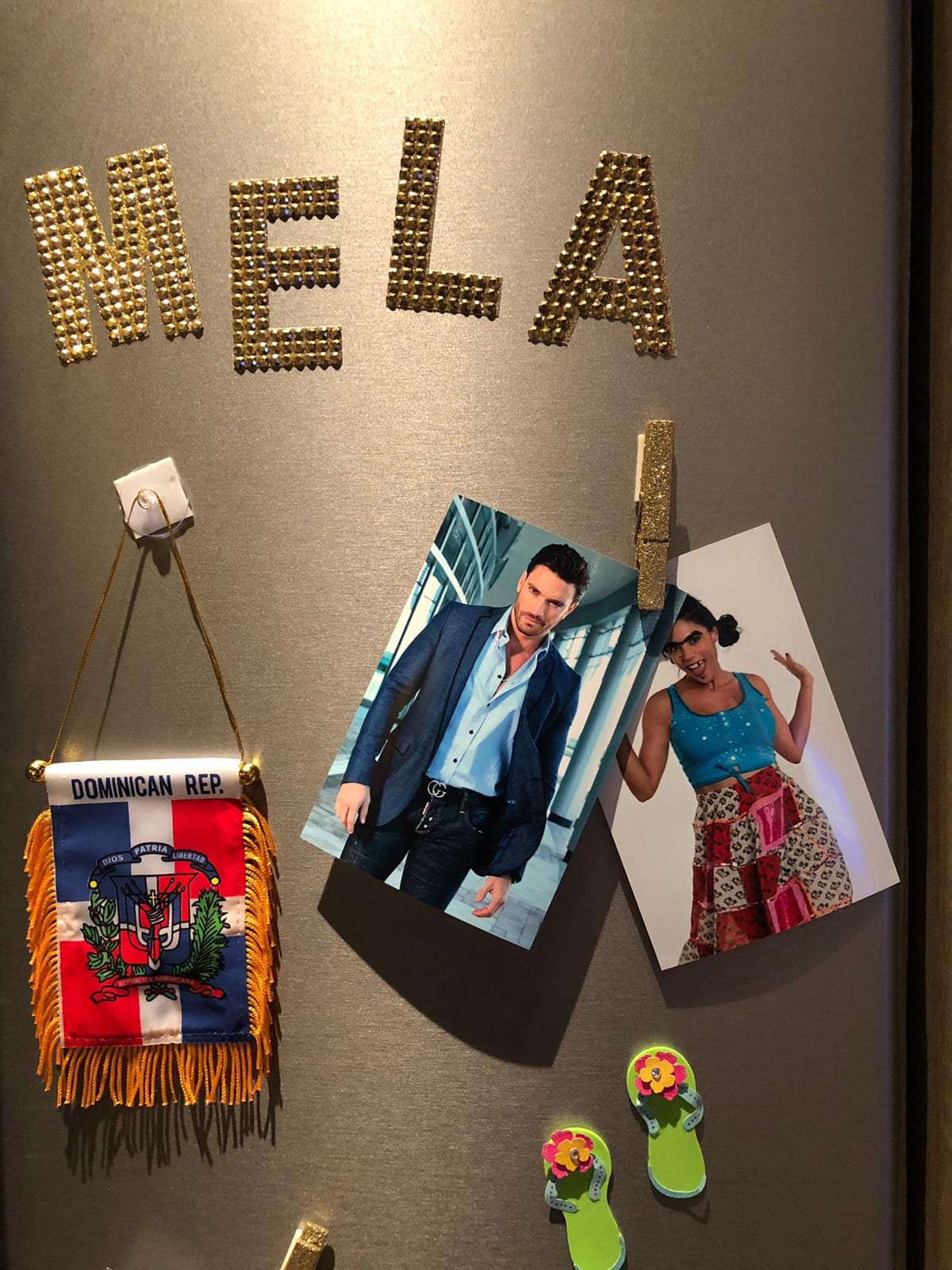 En la casa de Mela se pueden apreciar detalles románticos que constatan la admiración de Mela hacia Julián, como estas fotos en el refrigerador.