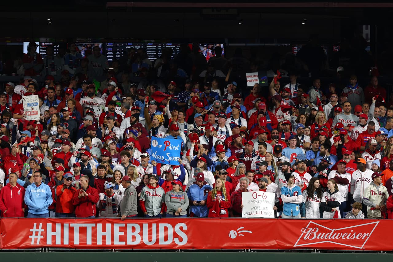 Los fanáticos de los Phillies de Filadelfia animan antes del inicio del Juego Cinco de la Serie Mundial 2022.
