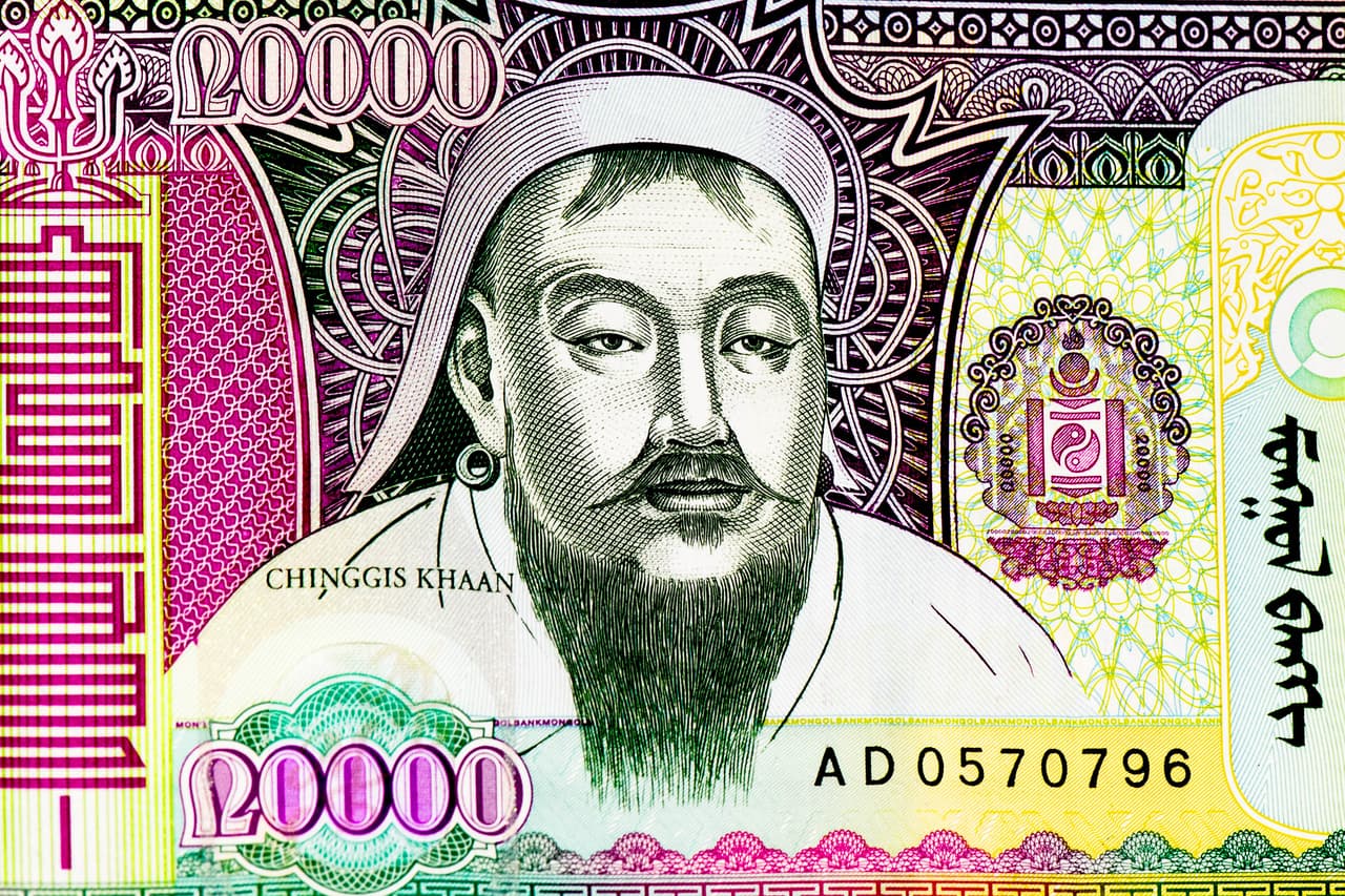 <b>Genghis Khan</b>
<br>
<br>Fuente principal de riqueza: conquista de tierras.
<br>
<br>Patrimonio estimado en dólares de hoy: alrededor de un millón de millones (12 millones de millas cuadradas de tierras).
<br>
<br>Período de vida: desde 1,162 a 1,227.
<br>
<br>Es considerado uno de los líderes militares más exitosos de todos los tiempos y fue líder del imperio Mongol, que en su apogeo se extendía desde China hasta Europa. 
<br>
<br>A pesar de su gran poder, los registros históricos indican que no era parte de su costumbre acumular la riqueza. “Una de las bases de su éxito era que compartía el botín con sus soldados y otros comandantes”, dijo a money.com Morris Rossabi, 
<a href="https://money.com/the-10-richest-people-of-all-time-2/"><u>profesor de historia de CUNY</u></a>.