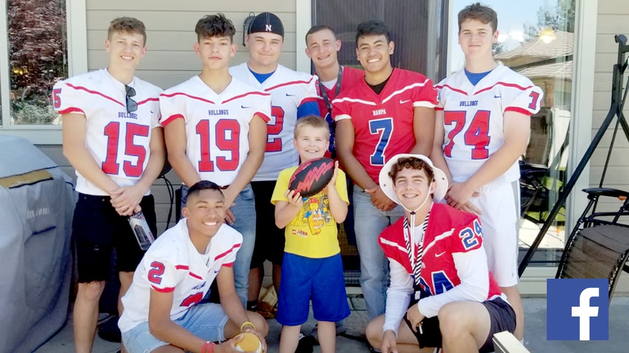 La imagen fue publicada por la madre de Christian en su cuenta de Facebook. Con ella demostró cómo lo que parecía ser un solitario cumpleaños se convirtió en una concurrida celebración.