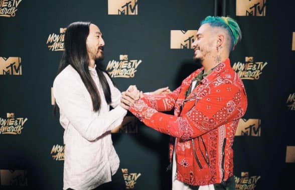 Con el DJ y productor Steve Aoki en los premios MTV. ¡Qué miraditas!