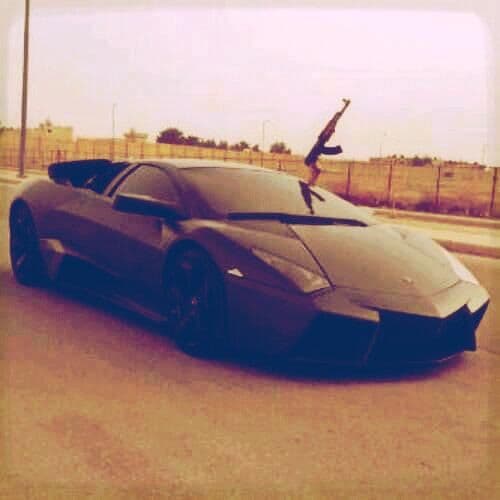 Asomando un arma desde el asiento de piloto de este lujoso vehículo. (Imagen tomada de Twitter).