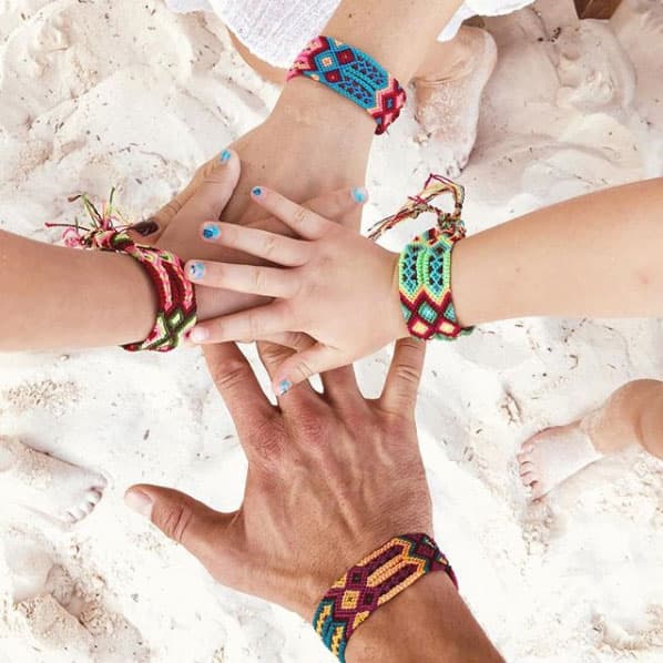 En esta fotografía podemos ver las manos de los cuatro integrantes de la familia: "¡Elias power!", es el mensaje que aparece en la imagen.