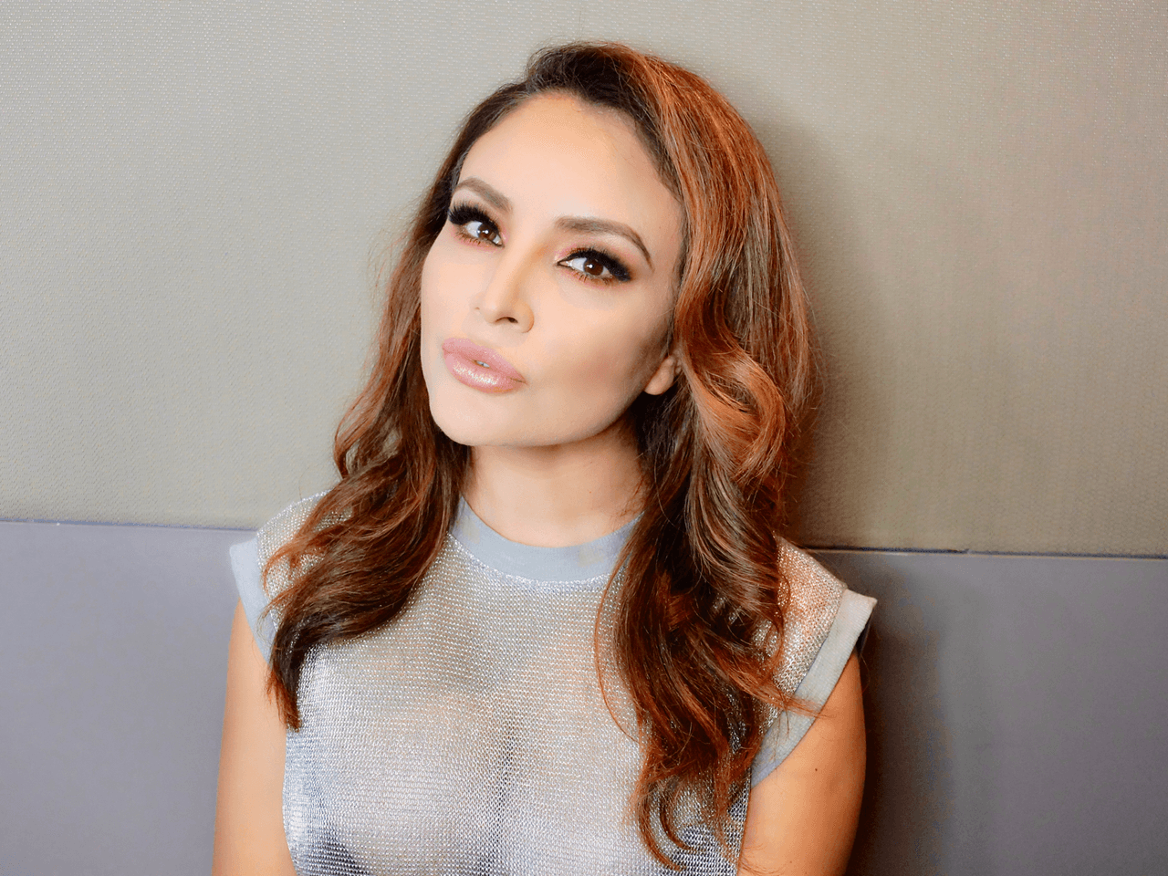 La Bronca sabe que colores van con sus labios.