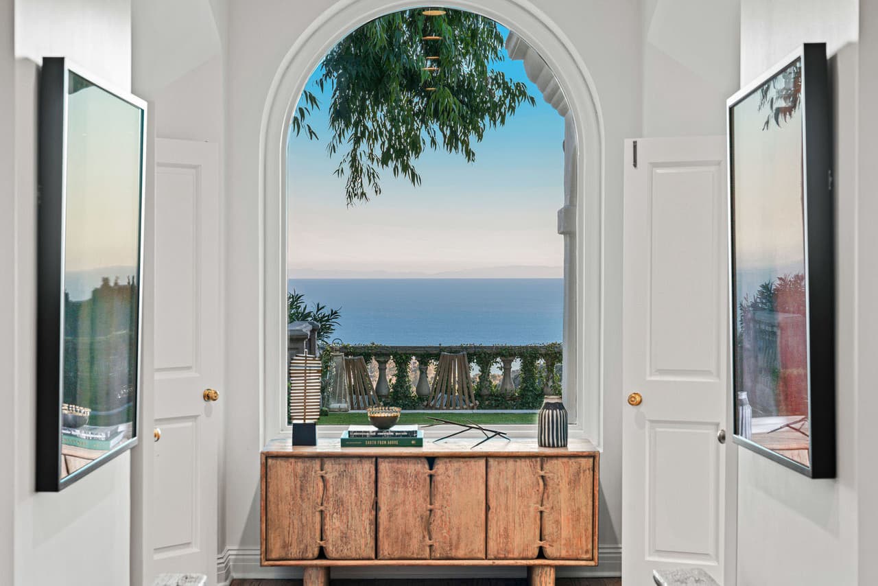 Entre las estrellas que viven cerca de la propiedad se encuentran 
<b><a href="https://www.univision.com/famosos/tom-hanks-y-su-esposa-rita-wilson-tienen-coronavirus-el-actor-informa-que-estan-en-australia-fotos" target="_blank">Tom Hanks</a></b>
<a href="https://www.univision.com/famosos/tom-hanks-y-su-esposa-rita-wilson-tienen-coronavirus-el-actor-informa-que-estan-en-australia-fotos" target="_blank"> </a>y 
<b><a href="https://www.univision.com/shows/al-punto/quise-hacer-una-pelicula-de-esperanza-de-triunfo-ben-affleck-nos-cuenta-en-espanol-que-lo-motivo-a-protagonizar-su-nueva-pelicula-the-way-back-video" target="_blank">Ben Affleck</a>. </b>
<br>