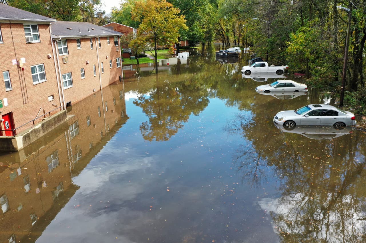 Los cortes de energía también afectaron a los residentes de Maine. La principal compañía de electricidad de ese estado registró alrededor de 17,000 cortes el miércoles en la mañana.
<br>
<br>La fotografía muestra parte de la inundación en el condado Middlesex, Nueva Jersey.
<br>