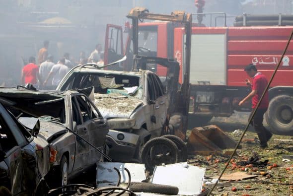 Un ciudadano libanés camina entre los destrozos frente a la mezquita al-Salam.