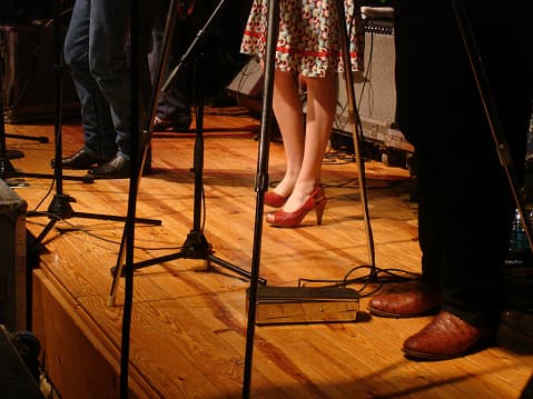 La guía sugiere opciones de bajo costo para crear una campaña de marketing de salud y seguridad y para enviar consejos de salud a cada asistente antes de un espectáculo.