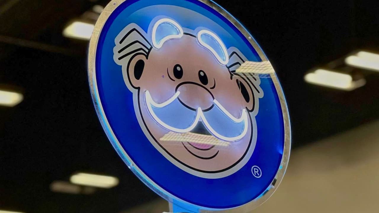 <h3 class="cms-H3-H3">Un viejo conocido, pero ahora en Estados Unidos</h3>
<br>Víctor González Herrera, CEO de Farmacias Similares, encabezó la inauguración del nuevo centro de operaciones de Dr. Simi, a solo 500 metros del Capitolio de Texas. “El primer intento fue hace más de 20 años, pero por diversas razones no funcionó. Hoy es el momento perfecto para que el Dr. Simi llegue para extender su misión de apoyo y ayuda”, dijo.