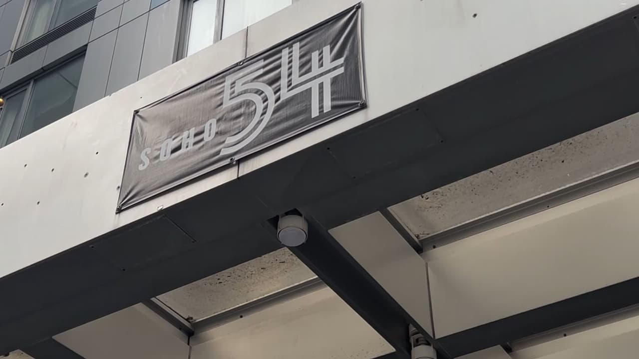 Tras ser detenido en Arizona, el sospechoso habría dicho a los oficiales que lo arrestaron que buscaran el caso de Denisse en Google.
<br>
<br>"Cuando se encontraba en custodia, el sospechoso aseguró que era buscado por un homicidio en la Ciudad de Nueva York y dijo a los agentes: 
<b>deberían buscar en Google Soho 54 hotel</b>", explicó el jefe de detectives de la NYPD, Joseph Kenny.