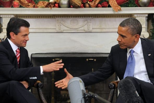 En el despacho Oval, ala Oeste de la Casa Blanca, Obama aseguró que será un honor trabajar juntos. En la recepción, a la que asisten sus respectivos equipos en materia de seguridad, el mandatario norteamericano comentó a Peña Nieto: "sé que nació en una entidad mucho más fría que Chicago".