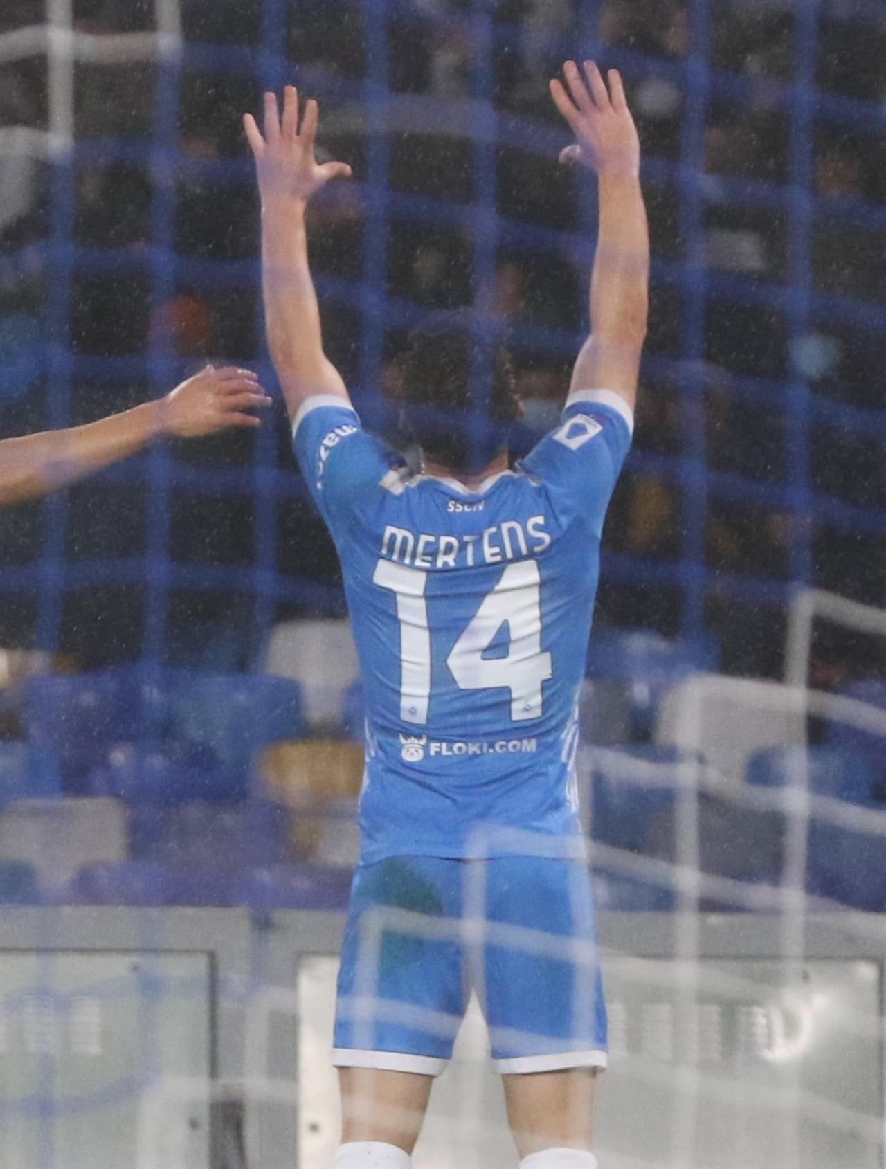 Con doblete de Mertens y goles de Zielinski y Ruiz Peña, el Napoli golea a la Lazio 4-0 durante la jornada 14 en la Serie A. Se le rindió homenaje a Diego Armando Maradona previo al encuentro y el mexicano Hirving Lozano jugó 65 minutos, pues salió por pisotón en la pierna.