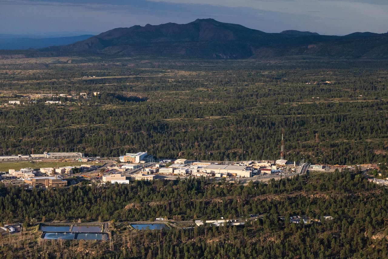 PF-4, el gran edificio con el tejado gris, a la derecha, es conocido como la planta entre los trabajadores y constituye el corazón de la producción de núcleos en Los Álamos.