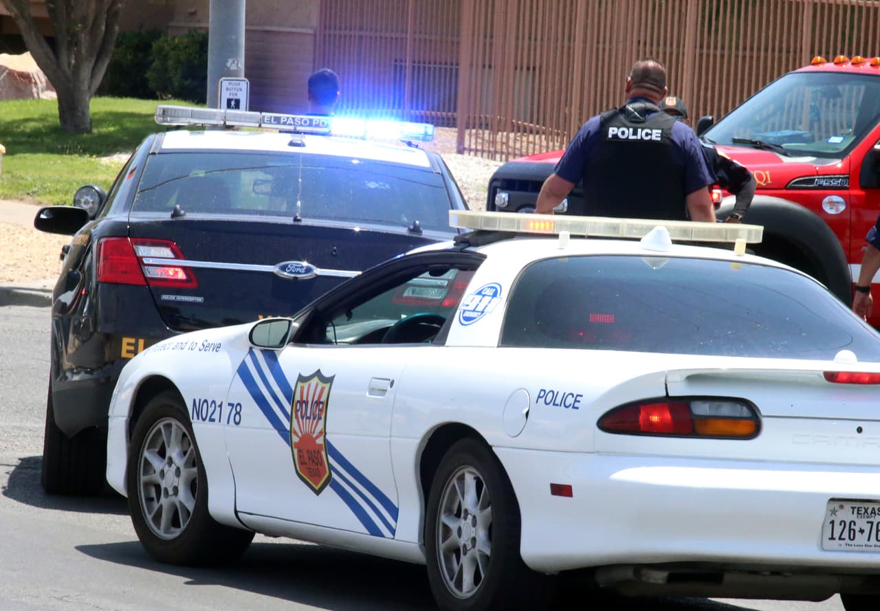 Policías de Texas patrullan en el área cercana al centro comercial donde ocurrió el suceso, en la fronteriza ciudad de El Paso.