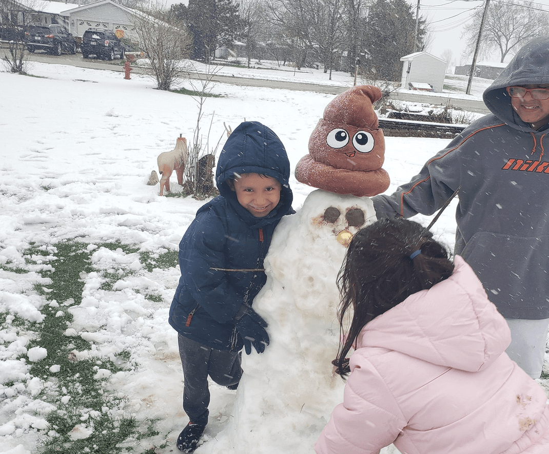 Esta familia hizo su propio muñeco de nieve con un sombrero particular.