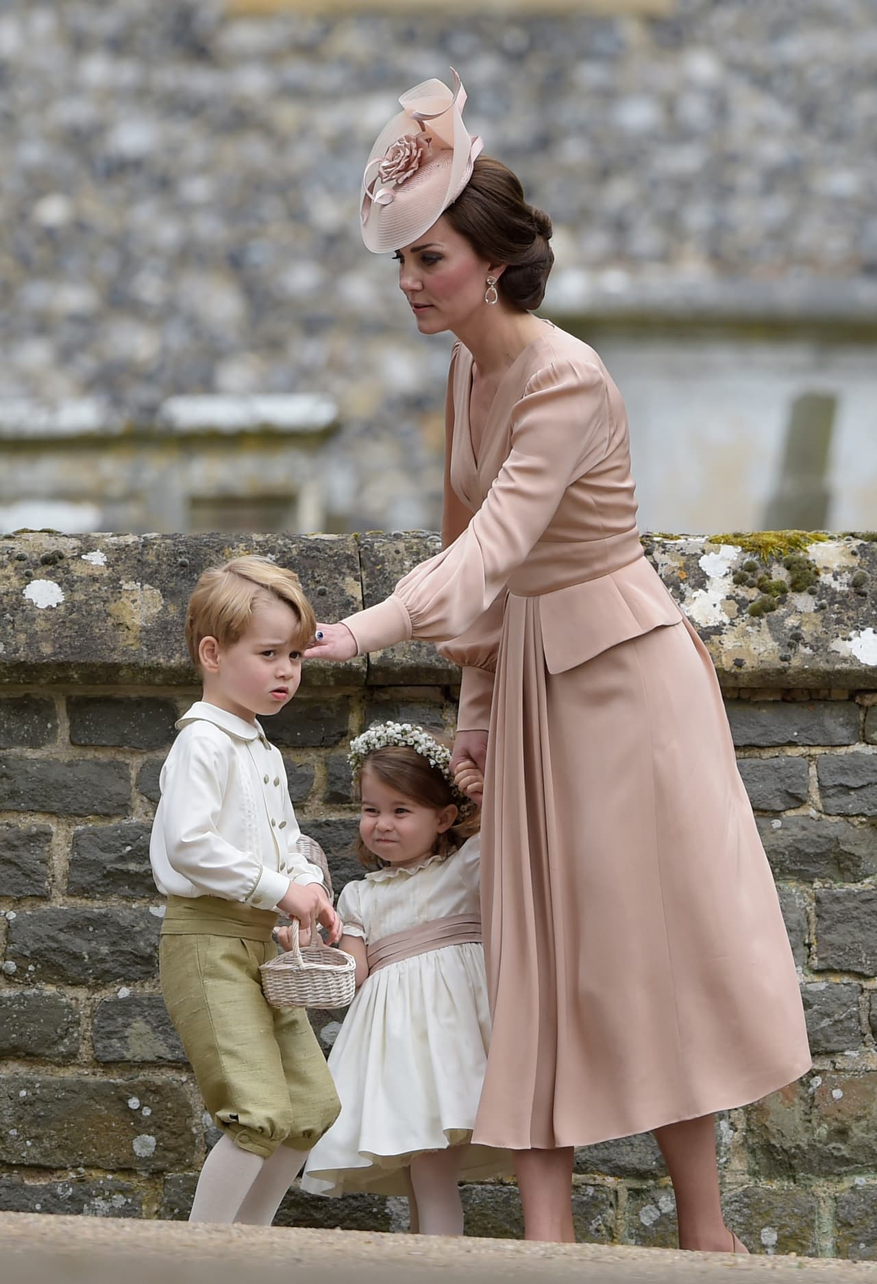 La dama de honor, Kate Middleton, al pendiente de sus hijos, los príncipes George y Charlotte de Cambridge, cuida todos los detalles para que se vean impecables.