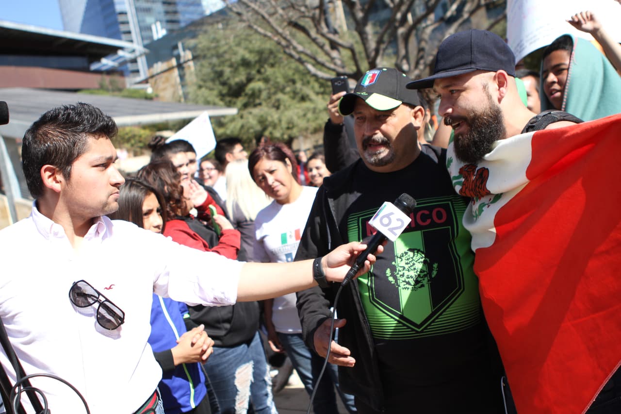 La colorida y concurrida manifestación de respaldo a los inmigrantes en Austin contó con la participación de personas de varias nacionalidades y diversas comunidades.