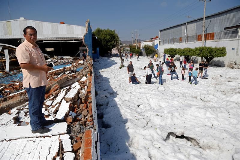 Bomberos de Guadalajara y miembros de Protección Civil de Jalisco trabajan en la remoción de toneladas de granizo y la evaluación de los daños.