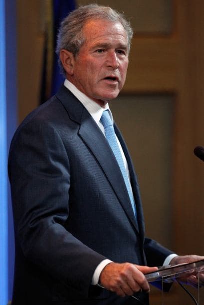GEORGE BUSH.- Fue presidente los Estados Unidos de América desde el 20 de enero de 2001 a 2009. Bush se ha convertido en un personaje político porque instauró la 'doctrina de la guerra preventiva', que le da derecho a invadir a otros países que sean considerados terroristas.