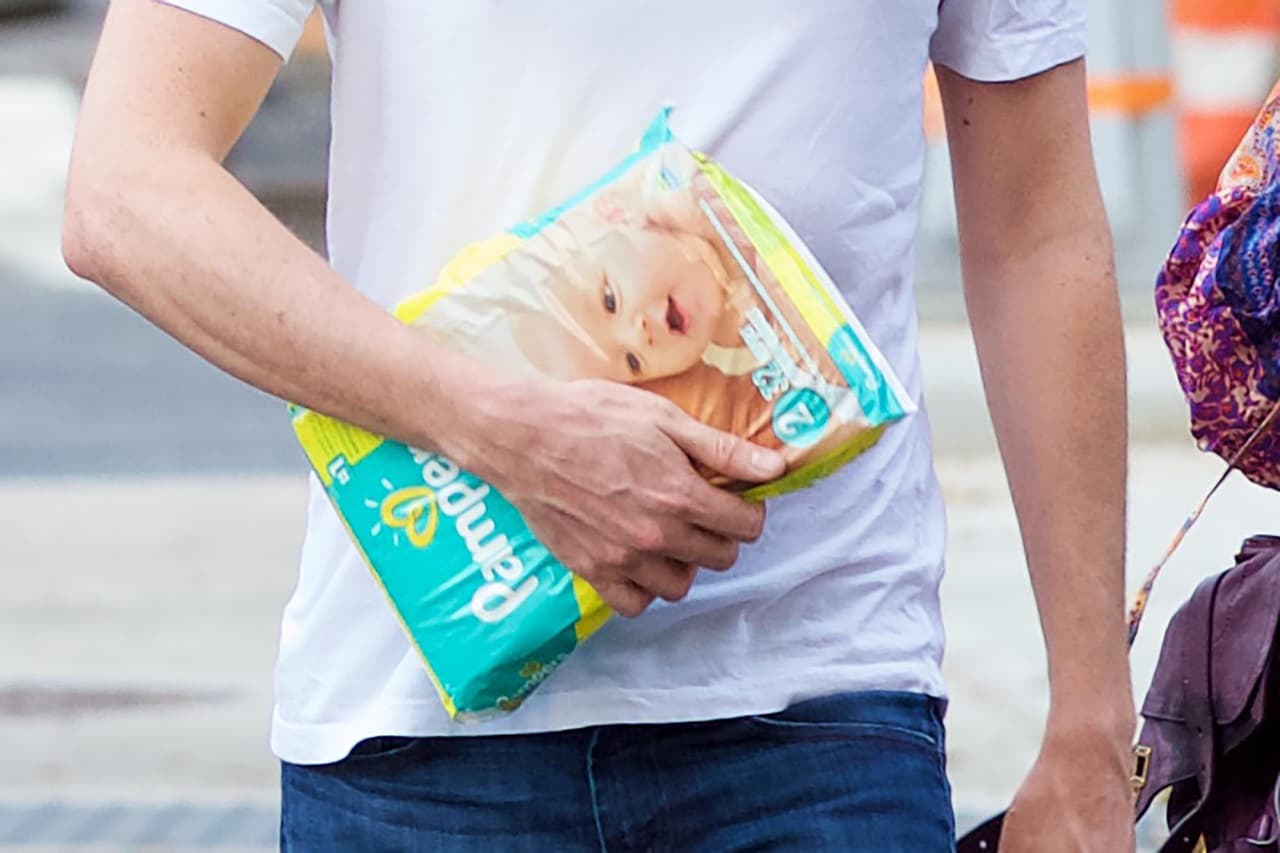 Unos Pampers para su nena.