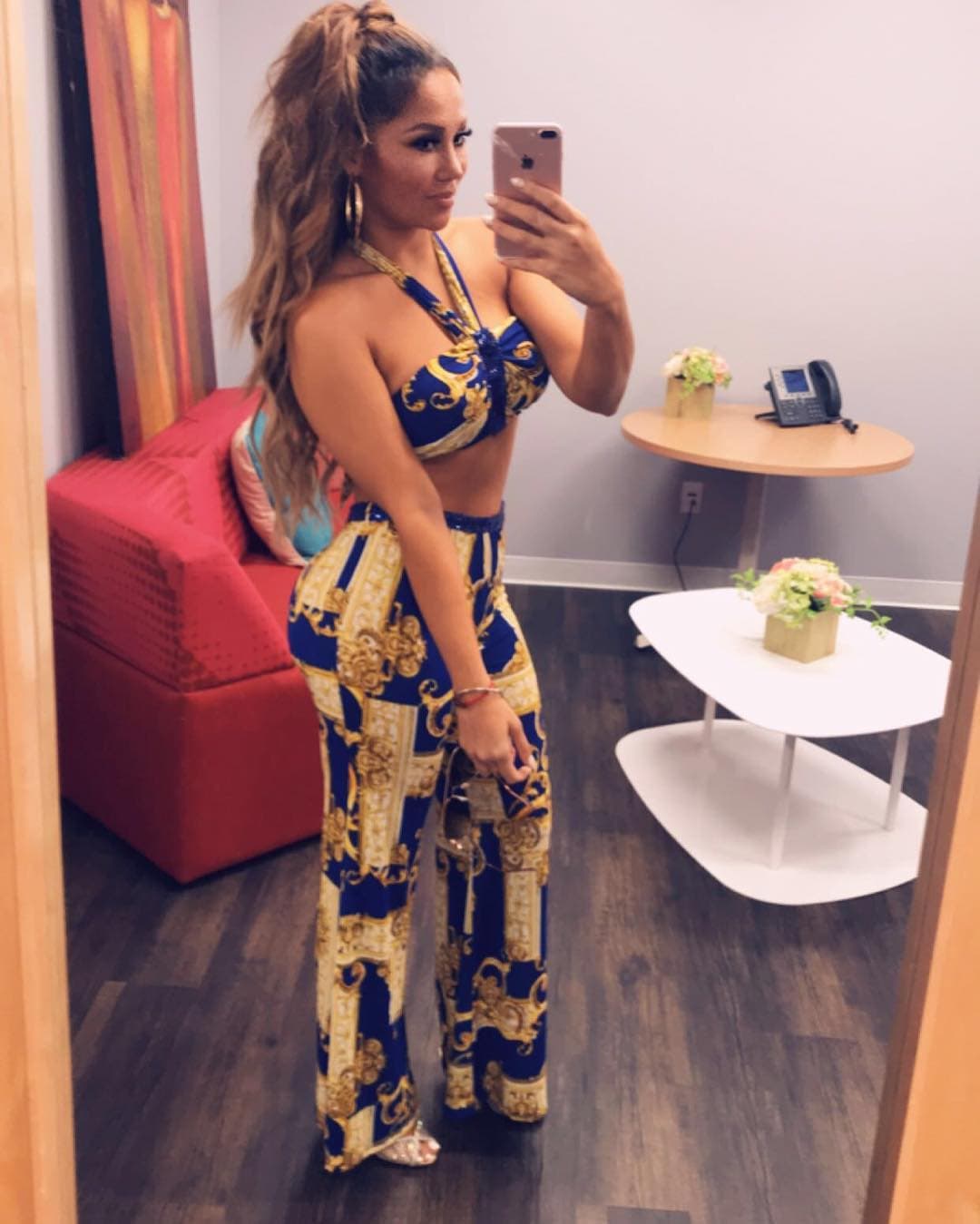 Connie usa su cuenta de Instagram para presumir los avances. Pelo: check. Peinado: check. Rostro: check. Cuerpo: check.