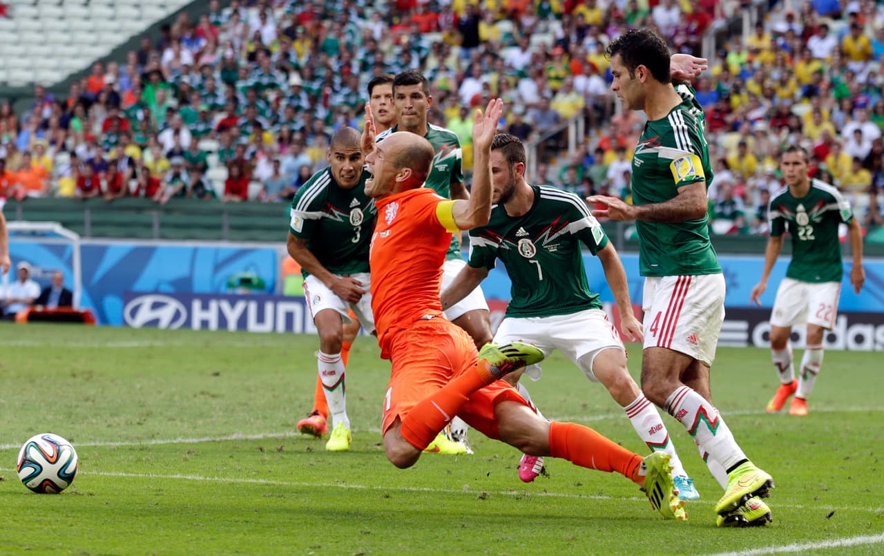 En 2014 se convirtió en el enemigo público número uno de México. La afición del Tri lo acusa de haber fingido la falta que concluyó en un penal que eliminó a la Selección del Mundial.