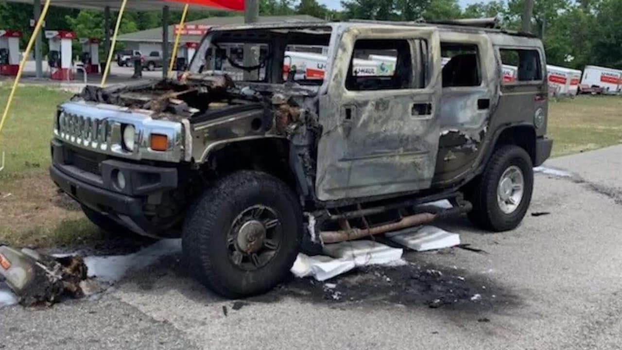 Llevaba cuatro contenedores de gasolina en su Hummer: prendió un cigarro y se incendió