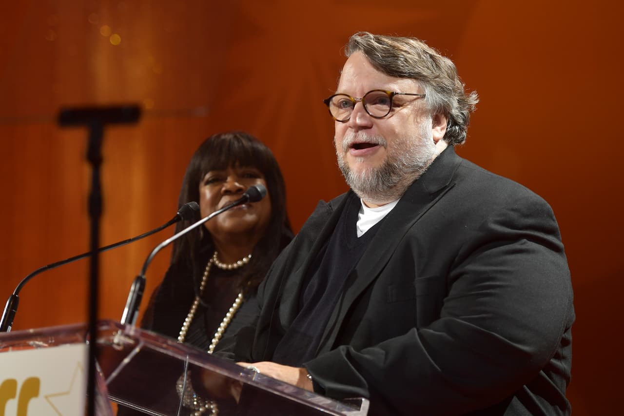 El 24 de mayo, anunció en Twitter que se ofrecía a 
<b><a href="https://www.univision.com/famosos/guillermo-del-toro-sale-al-rescate-de-12-estudiantes-mexicanos-afectados-por-el-plan-de-austeridad-de-amlo-fotos">pagar los pasajes</a></b> de un equipo estudiantil mexicano que no tenía recursos para financiar su viaje a Sudáfrica, donde se llevó a cabo la Competencia Internacional de Matemáticas.