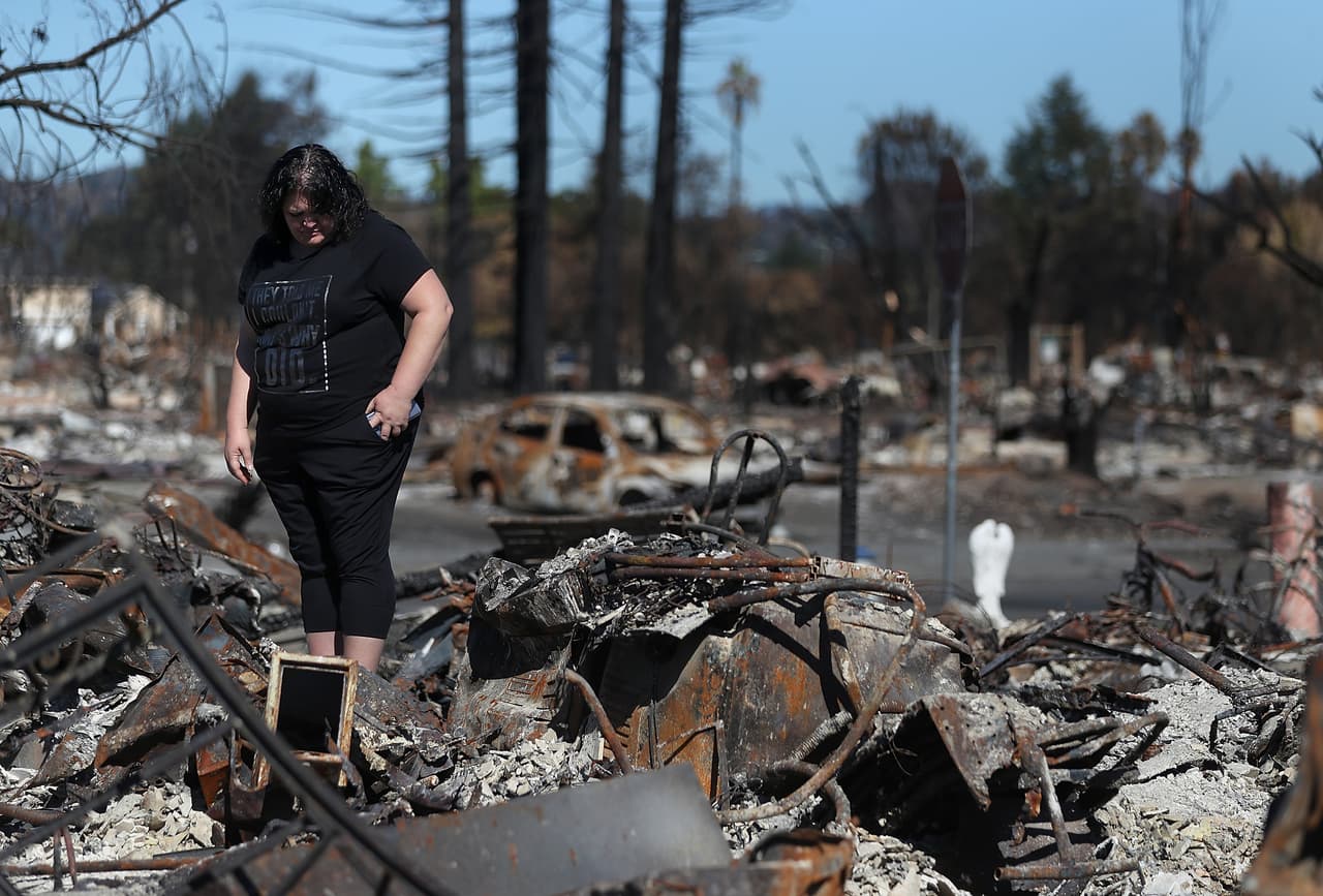 Renee Hernández observa los restos de su casa en el vecindario Coffey Park, que fue destruida por el fuego Tubbs el 23 de octubre de 2017 en Santa Rosa, California.