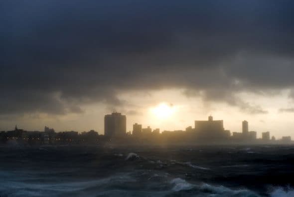 A su llegada al extremo oeste de la isla el jueves, siguió perdiendo intensidad y se convirtió en una tormenta tropical con rachas de vientos fuertes y, sobre todo, lluvias localmente intensas.