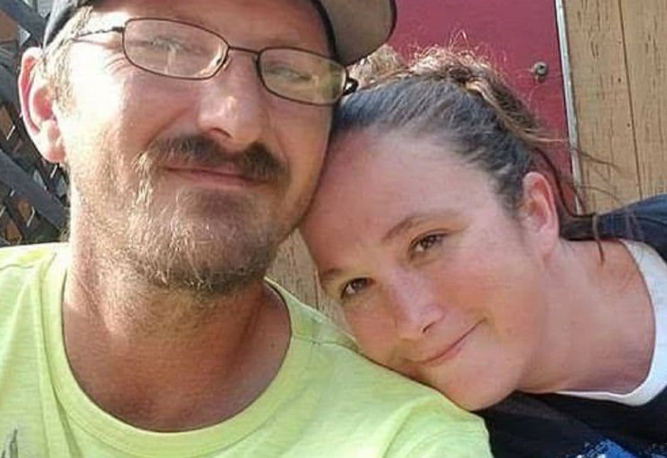 La pareja enfrenta cargos criminales por delitos graves de robo y recepción de bienes robados.