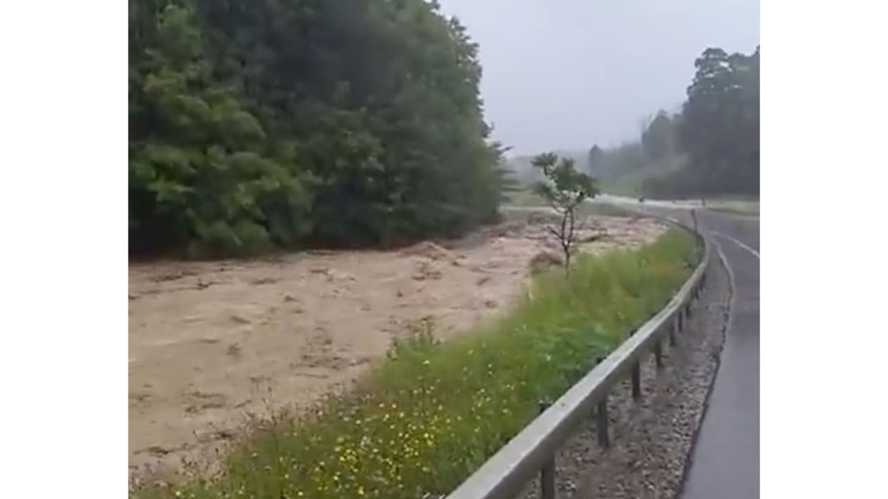 La fuerte corriente está justo a la 
<b>par de una de las vías que conecta este pueblito. </b>