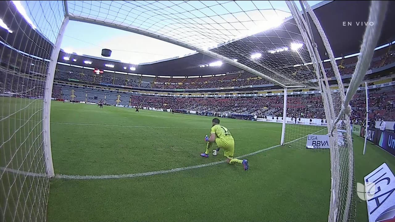 Arranca el partido y la pelota está en juego.