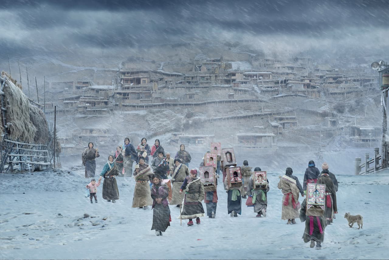 <b>Gannan, Tibet, China.-</b> Una peregrinación en Tibet. Esta foto transmite la devoción de los peregrinos budistas tibetanos independientemente de las condiciones climáticas y las dificultades del camino. Crédito: He Jian, China. Ganador Categoría Frío y Calor./ 
<a href="https://www.tpoty.com/t" target="_blank">Tpoty </a>