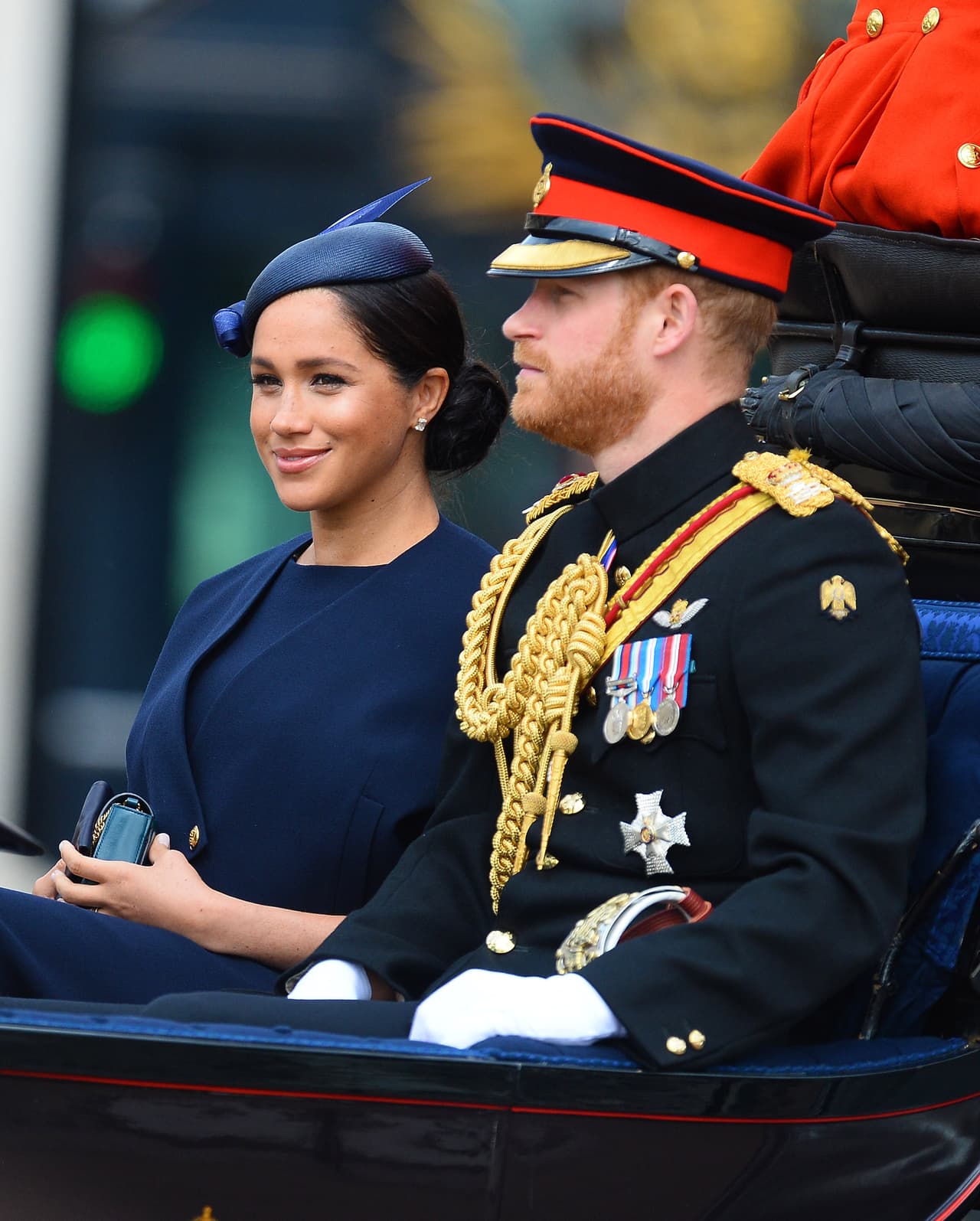 Es que según conocedores, el "anillo de enternidad" generalmente se entrega durante un aniversario de bodas o tras el nacimiento del primer hijo, lo que en el caso de Meghan Markle y el príncipe Harry aplica totalmente. Su hijo nació el 6 de mayo y el 19 del mismo mes cumplieron su primer aniversario de casados.