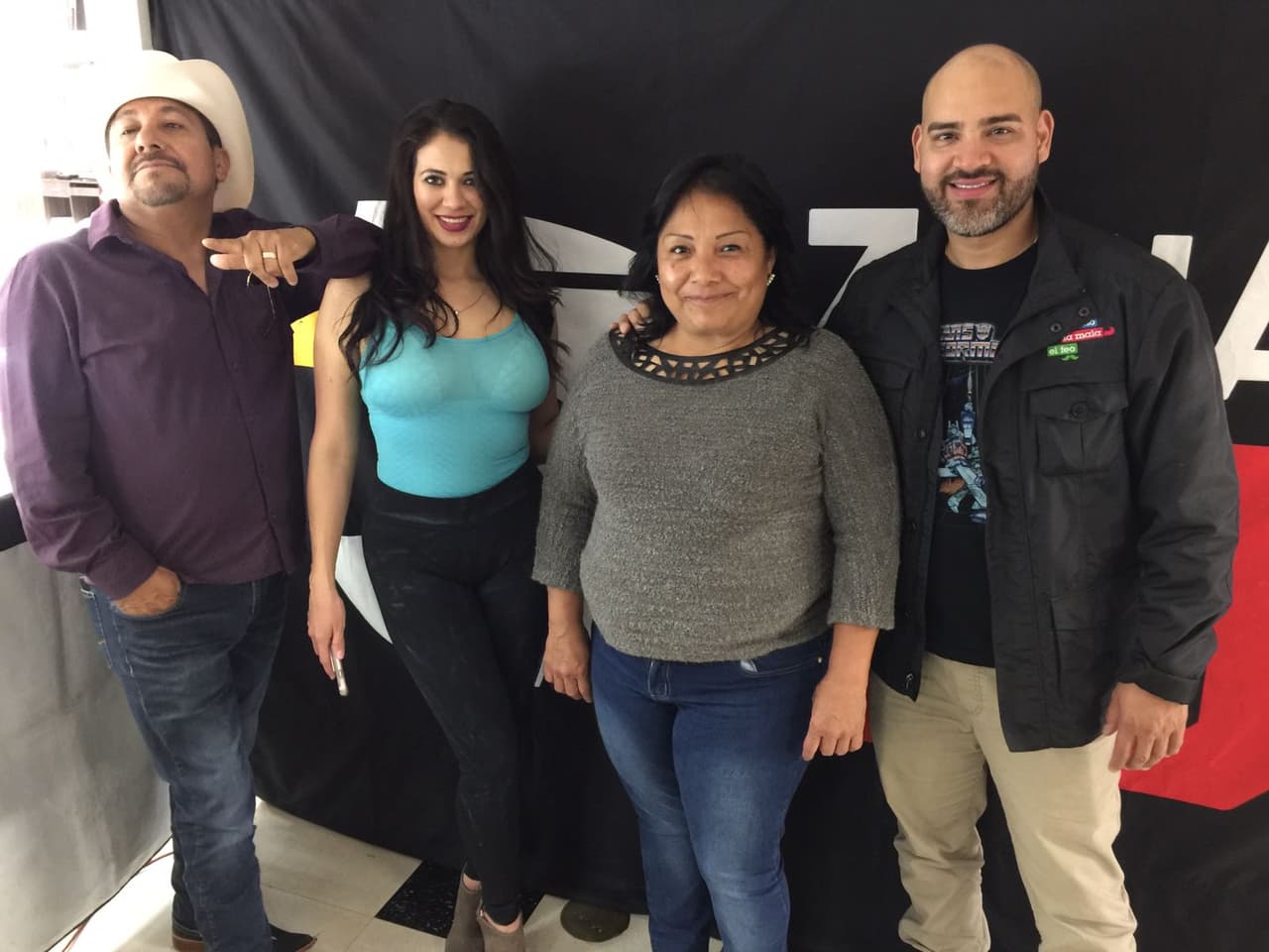 Raul 'El Pelón', Carla Medrano y El Feo vistieron de color verde las calles de Los Ángeles previo al partido de la selección de mexicana en esta ciudad.
