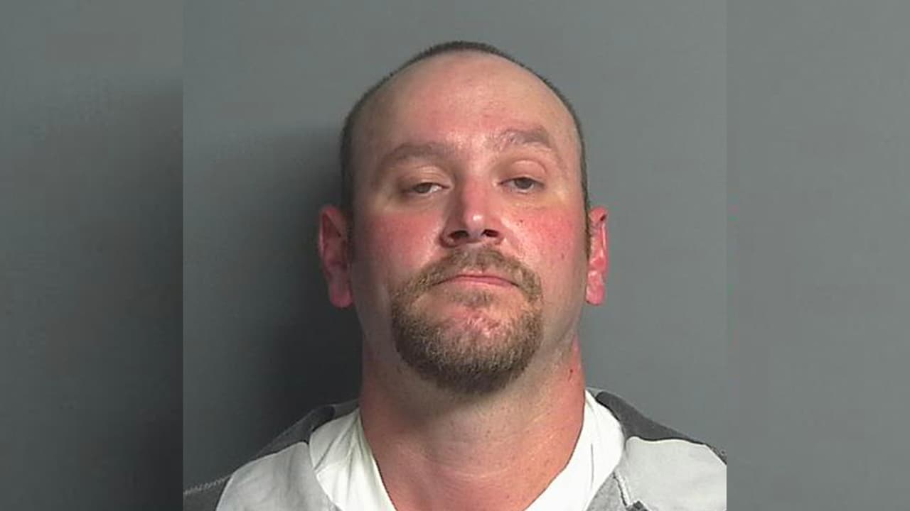 Cody Wayne Umphries, 37 años. Acusado de lesiones en contra de un miembro de su familia. Visto por última vez en Royal Pines Drive, Wills.