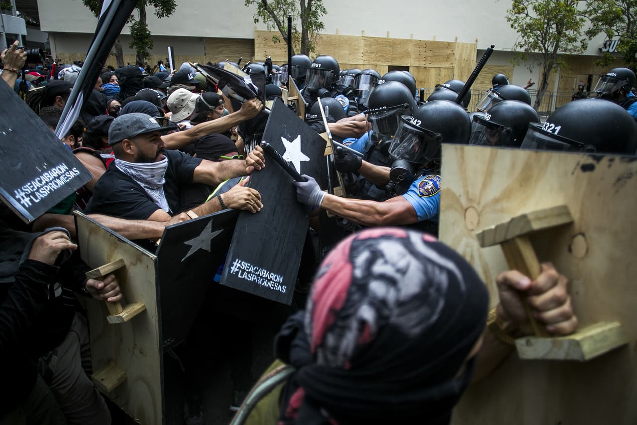 Estudiantes y activistas por los derechos sociales protestaban por beneficios de jubilación y leyes laborales más flexibles en una economía que adeuda 74,000 millones dólares.