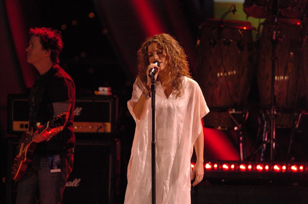 En esa ocasión, Shakira participó en la apertura de la ceremonia con su tema 'Día de enero', después de que Juanes cantó 'Lo que me gusta a mí'.