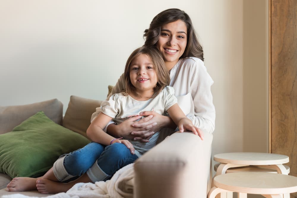 <b><u>Mono (1920/1932/1944/1956/1968/1980/1992/2004/2016) </u></b>
<br>Las madres nacidas en el año del mono son las mujeres de múltiples recursos, divertidas e ingeniosas. No importa lo que pase, ellas siempre sabrán cómo sacar adelante la familia. Poseen mucha inteligencia, sentido común y práctico, a veces pueden dar la impresión de ser algo desordenadas en el hogar lo cual no es cierto, lo que sucede es que en lugar de dedicar tiempo a arreglar sus ropas en el armario, lo cual consideran pérdida de tiempo, concentran su energía en otros asuntos que a su criterio son más importantes en esos momentos para hacer avanzar la familia.