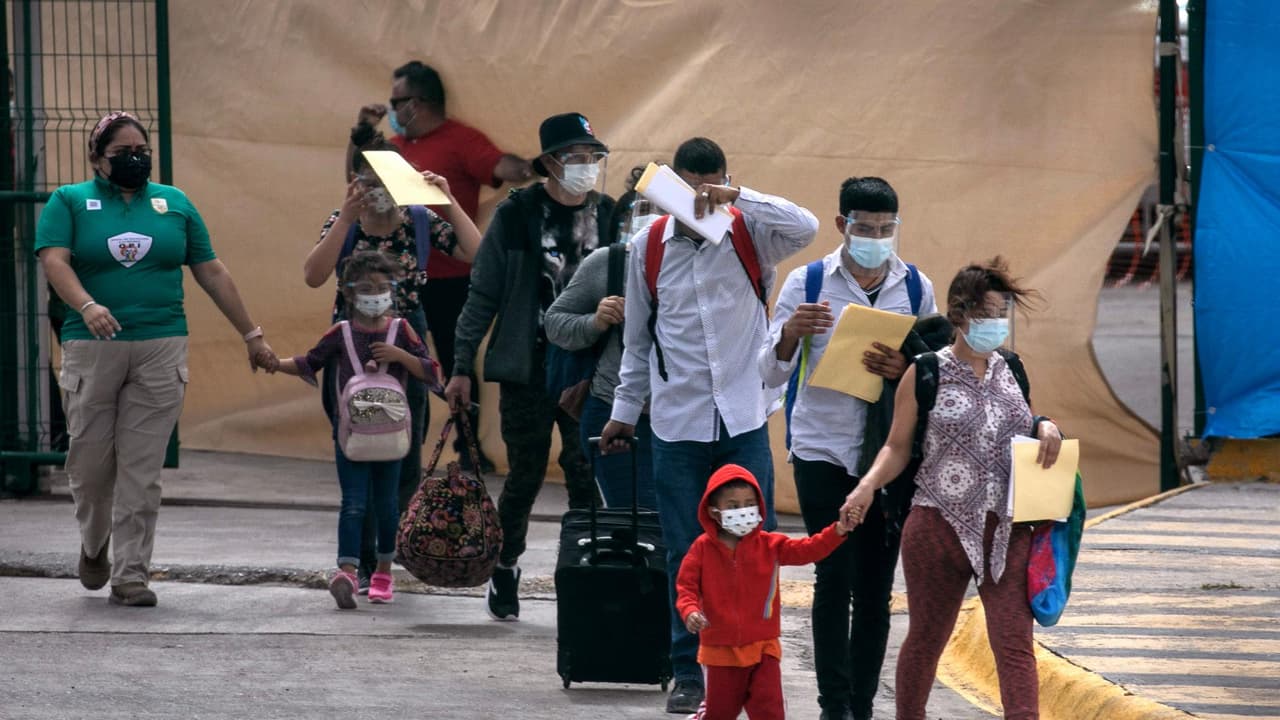 Miles de migrantes llegaron a la frontera de EEUU y fueron liberados; pero tiempo después, siguen un limbo en espera de respuestas