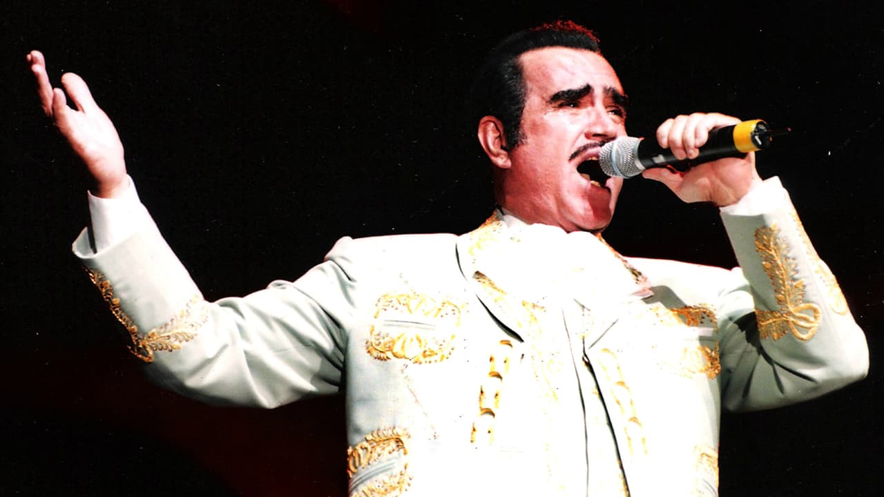 Cuando estaba en quinto grado de primaria tuvo que abandonar los estudios para ayudar a su familia. Trabajó como albañil, bolero, lavaplatos, cajero y mesero, entre otros oficios.