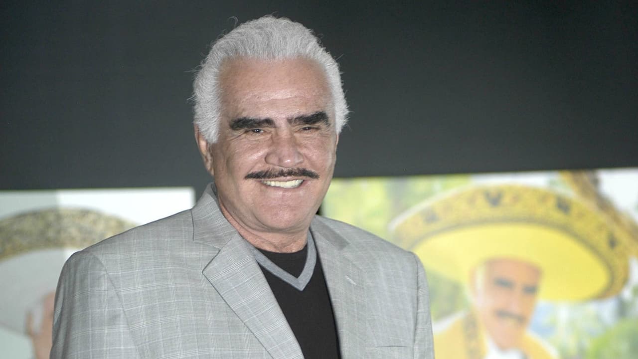 El cantante fue 
<b><a href="https://www.univision.com/famosos/vicente-fernandez-muerte-sindrome-guillain-barre" target="_blank">diagnosticado con el síndrome Guillain-Barré</a></b> luego de sufrir una caída en su casa a principios de agosto pasado y que provocó fuera llevado a un hospital, del que ya no pudo salir. 
<br>